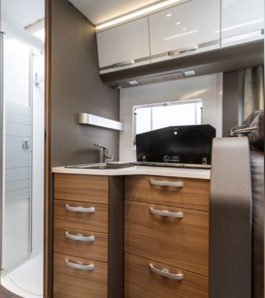 Keittiö on kompakin kokoinen, jolloin matkailuautossa on tilaa liikkumiseen. 