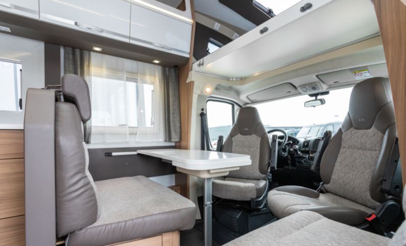 Ruokailuryhmän pöytää voi laajentaa.