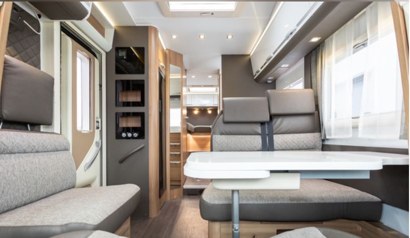 MatkaVekkulin sisätiloissa on mukava matkustaa ja viettää aikaa.