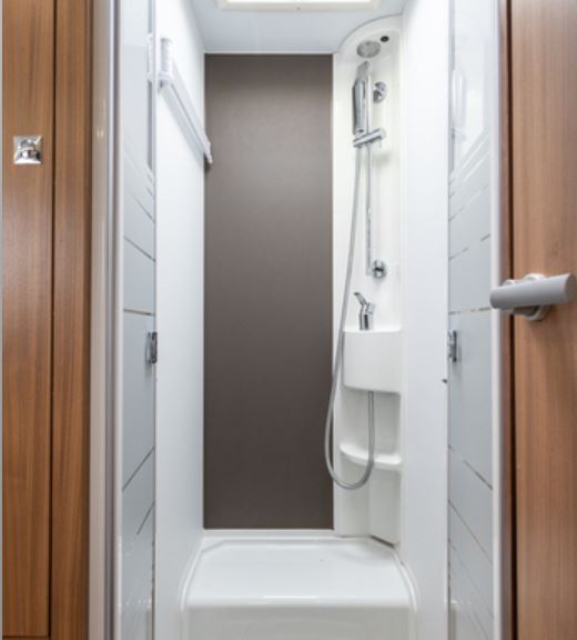 Suihkutilat toimivat matkailuautossa myös säilytystilana. 