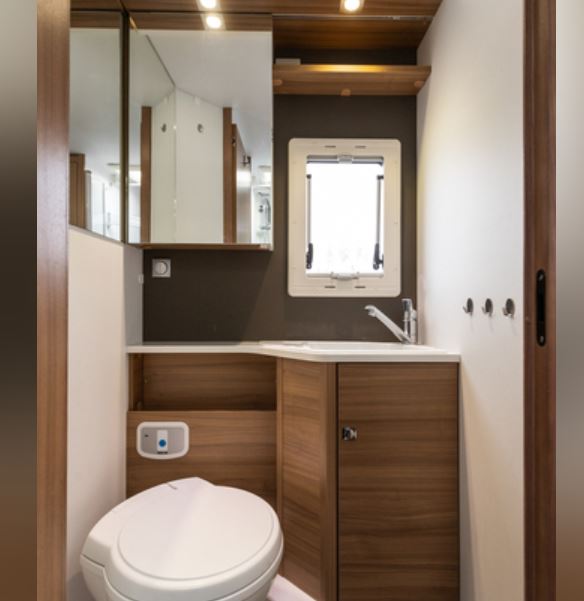 Vessa ja suihku ovat erillisiä tiloja matkailuautossa.